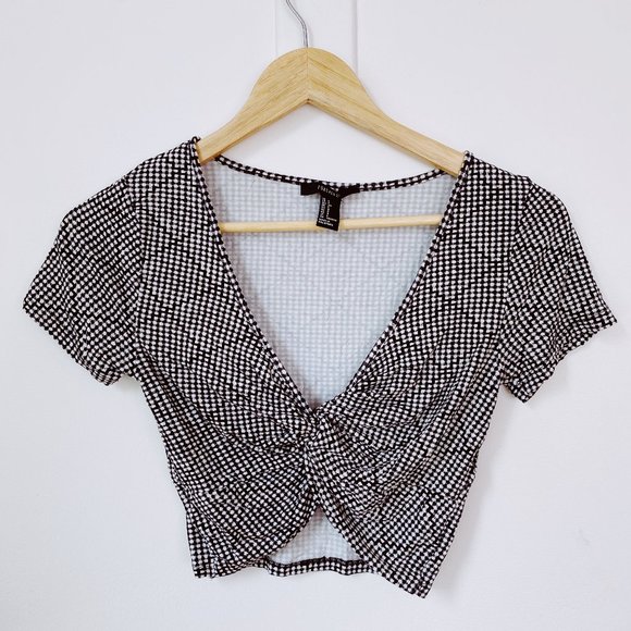 FOREVER 21 BLACK AND WHITE PATTERNED TWIST FRONT V-NECK CROP TOP SMALL - Picture 1 of 3